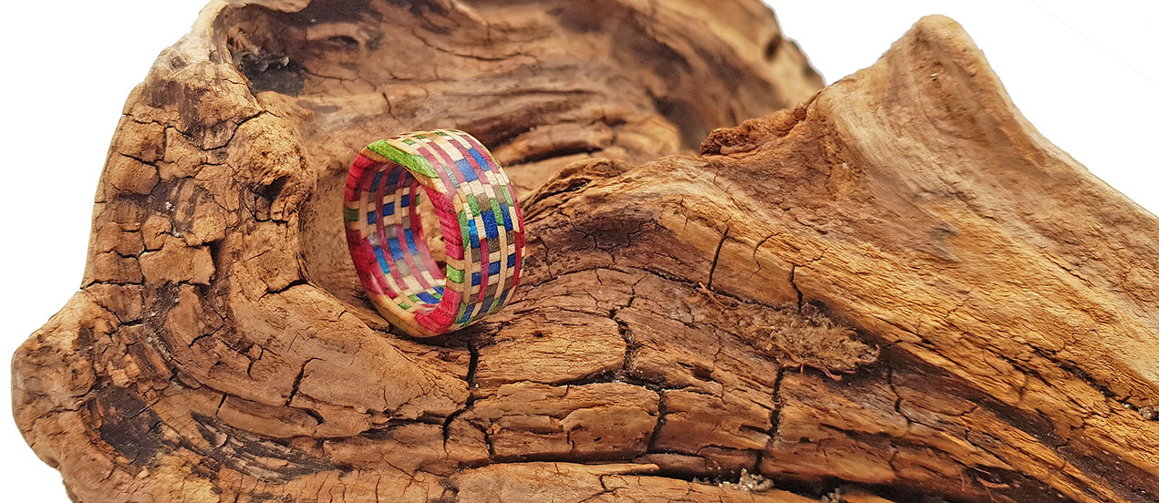 handgefertigter Ring aus recyceltem Skateboardholz, © Manufaktur-Schwalm